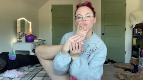 Apantyhoseobsessions Onlyfans - happy saturday enjoy this new barefoot worship tease vid shows a nice view of my legs an 23-11-2019 - SiteRip